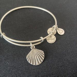 Seashell bracelet🌸